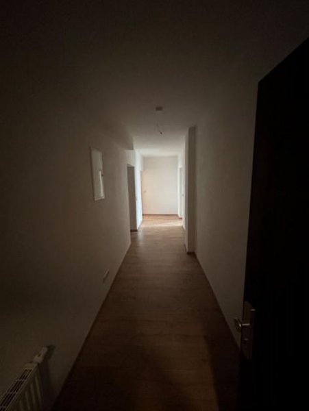 Chemnitz Kompakte 3-Zimmer mit Laminat, Einbauküche, Balkon und Eckwanne in guter Lage Wohnung mieten