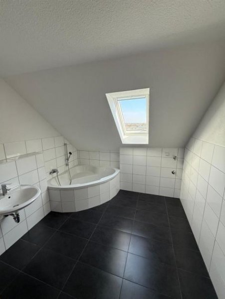 Chemnitz Kompakte DG 3-Zimmer mit Aufzug, Laminat, Dachbalkon und Eckwanne in guter Lage! Wohnung mieten