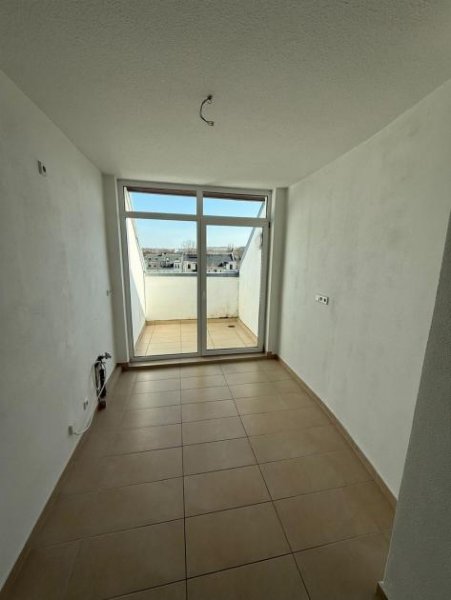 Chemnitz Kompakte DG 3-Zimmer mit Aufzug, Laminat, Dachbalkon und Eckwanne in guter Lage! Wohnung mieten