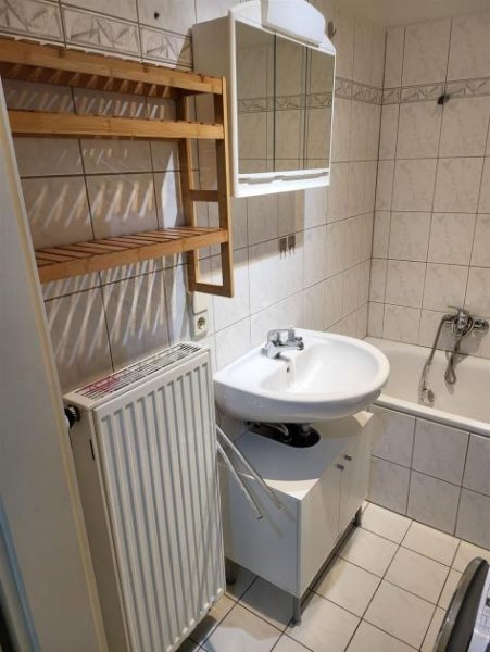 Chemnitz Möblierte 2-Zimmer mit Einbauküche, Laminat und Wannenbad in guter Lage Wohnung mieten