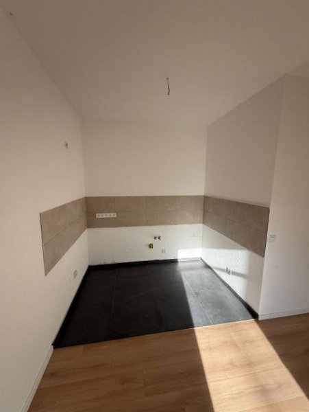 Chemnitz NEU-Sanierte 2-Zimmer mit Laminat, Balkon und offener Küche in zentraler Lage! EBK mgl. Wohnung mieten