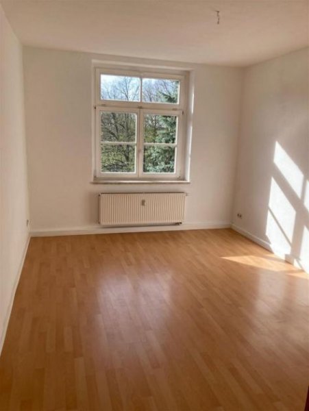 Chemnitz Neues Laminat! Große 2-Zimmer mit Wannenbad & Balkon in ruhiger Lage! EBK mgl. Wohnung mieten