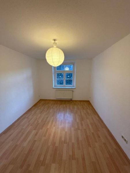 Chemnitz WG-taugliche 3-Zimmer mit Einbauküche, Laminat, Balkon und Wanne in ruhiger Lage! Wohnung mieten
