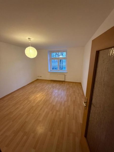 Chemnitz WG-taugliche 3-Zimmer mit Einbauküche, Laminat, Balkon und Wanne in ruhiger Lage! Wohnung mieten