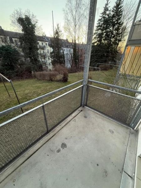 Chemnitz WG-taugliche 3-Zimmer mit Einbauküche, Laminat, Balkon und Wanne in ruhiger Lage! Wohnung mieten