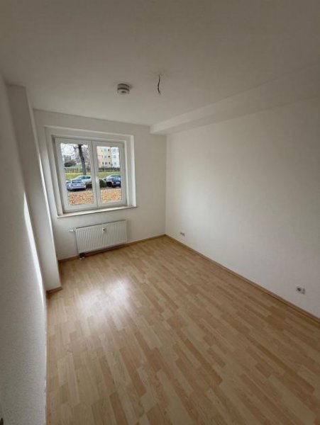 Chemnitz 2-Zimmer mit Laminat, Balkon, Stellplatz und Wannenbad in ruhiger Lage! EBK mgl. Wohnung mieten