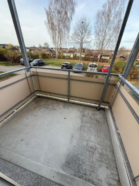 Chemnitz 2-Zimmer mit Laminat, Balkon, Stellplatz und Wannenbad in ruhiger Lage! EBK mgl. Wohnung mieten