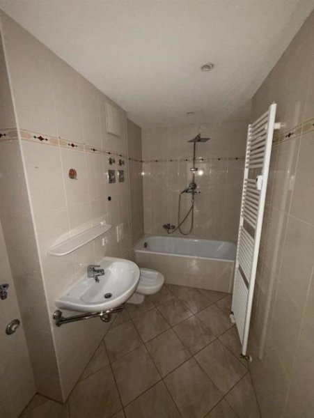 Chemnitz 2-Zimmer mit Laminat, Balkon, Stellplatz und Wannenbad in ruhiger Lage! EBK mgl. Wohnung mieten