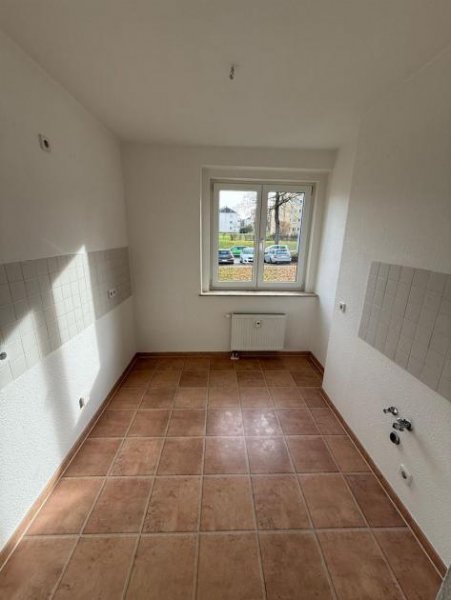 Chemnitz 2-Zimmer mit Laminat, Balkon, Stellplatz und Wannenbad in ruhiger Lage! EBK mgl. Wohnung mieten