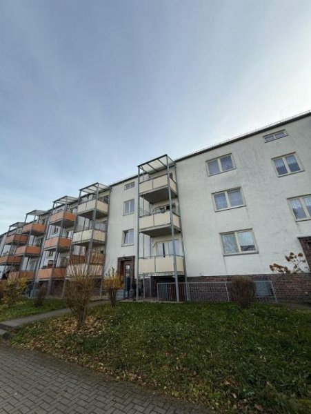 Chemnitz 2-Zimmer mit Laminat, Balkon, Stellplatz und Wannenbad in ruhiger Lage! EBK mgl. Wohnung mieten