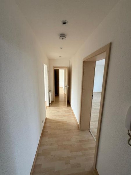 Chemnitz 2-Zimmer mit Laminat, Balkon, Stellplatz und Wannenbad in ruhiger Lage! EBK mgl. Wohnung mieten