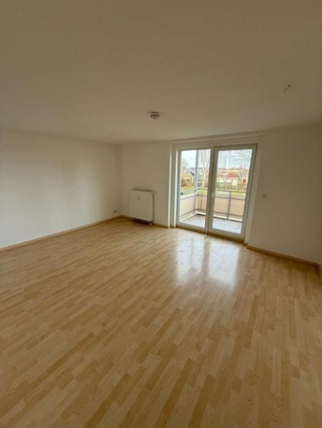 Chemnitz 2-Zimmer mit Laminat, Balkon, Stellplatz und Wannenbad in ruhiger Lage! EBK mgl. Wohnung mieten