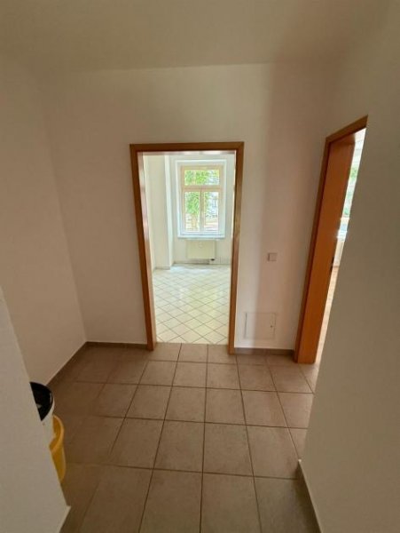 Chemnitz Großzügige 2-Zimmer mit Laminat, Wannenbad und Balkon in guter Lage! EBK mgl. Wohnung mieten