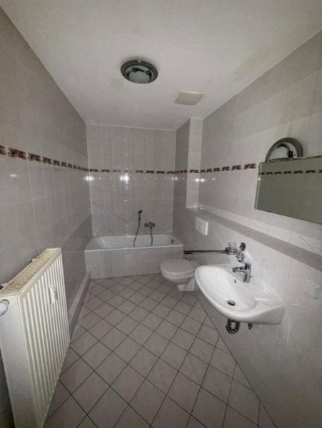 Chemnitz Großzügige 2-Zimmer mit Laminat, Wannenbad und Balkon in guter Lage! EBK mgl. Wohnung mieten