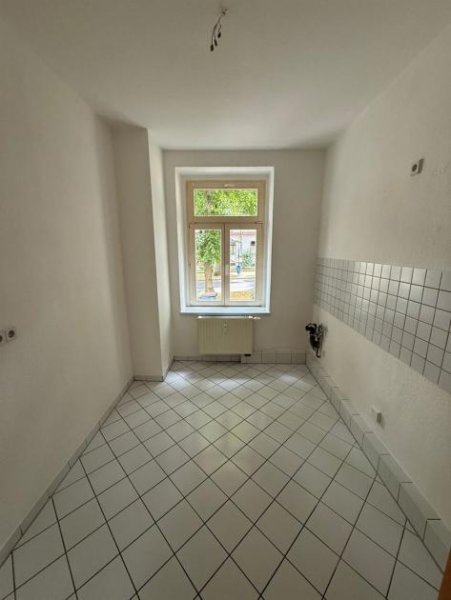 Chemnitz Großzügige 2-Zimmer mit Laminat, Wannenbad und Balkon in guter Lage! EBK mgl. Wohnung mieten