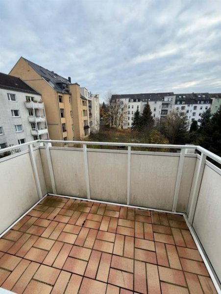 Chemnitz Gemütliche neu renovierte 3-Zimmer mit Balkon, Laminat und Wannenbad in ruhiger Lage! Wohnung mieten