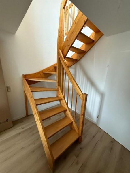 Chemnitz Große 3-Zimmer Maisonette mit Einbauküche, zwei Bädern, Stellplatz und Laminat in ruhiger Lage! Wohnung mieten