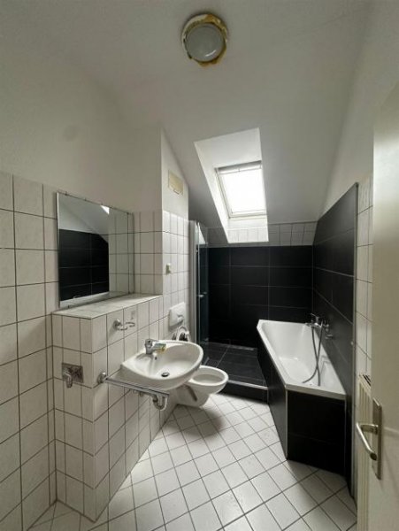 Chemnitz Große DG 3-Zimmer mit Laminat, Wanne, Dusche und Aufzug in zentraler Lage! EBK mgl. Wohnung mieten