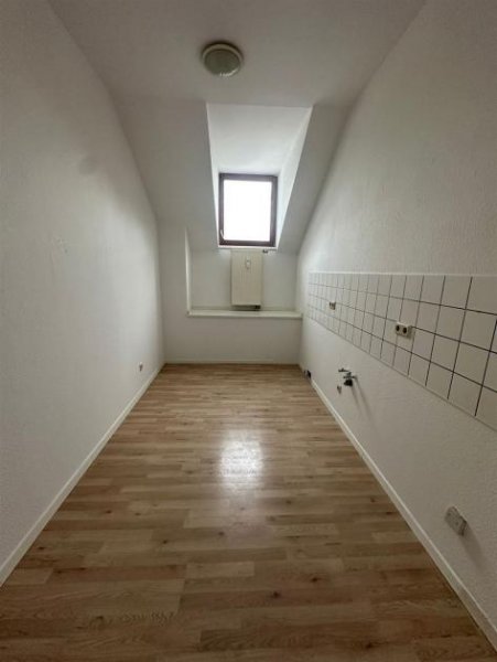 Chemnitz Große DG 3-Zimmer mit neuer EBK, Laminat, Wanne, Dusche und Aufzug in zentraler Lage! Wohnung mieten