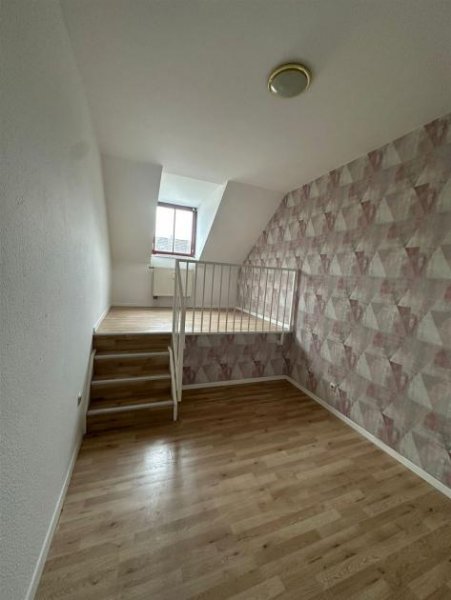 Chemnitz Große DG 3-Zimmer mit Laminat, Wanne, Dusche und Aufzug in zentraler Lage! EBK mgl. Wohnung mieten