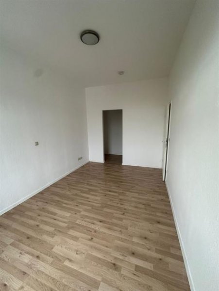 Chemnitz Große DG 3-Zimmer mit neuer EBK, Laminat, Wanne, Dusche und Aufzug in zentraler Lage! Wohnung mieten