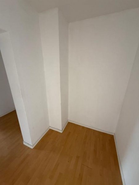 Chemnitz Großzügige 2-Zimmer mit Balkon, Wannenbad und Laminat in zentraler Lage! SP und EBK mgl. Wohnung mieten