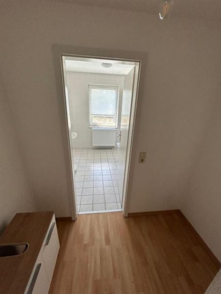 Chemnitz Großzügige 2-Zimmer mit Laminat,
Balkon, EBK und Wannenbad in zentraler Lage Wohnung mieten