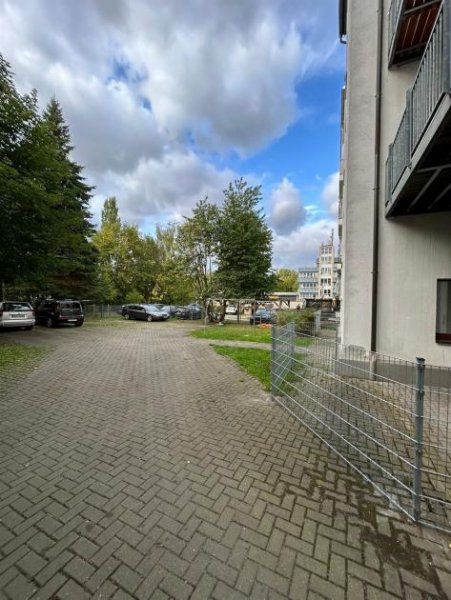 Chemnitz Großzügige 3-Zimmer mit Einbauküche, Balkon, Wannenbad und Laminat in zentraler Lage! SP mgl. Wohnung mieten