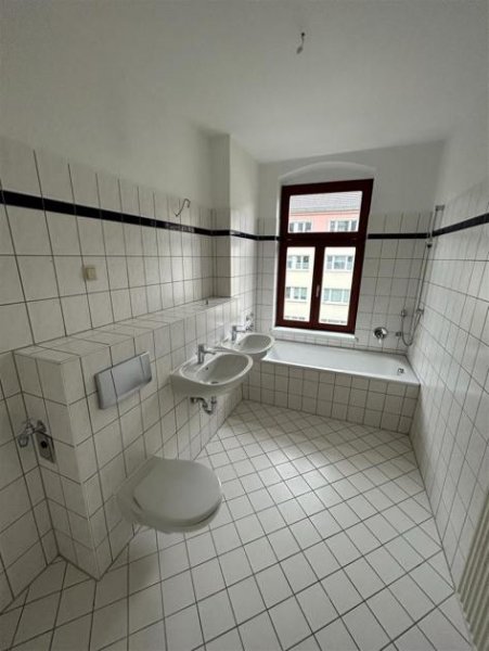 Chemnitz Großzügige 3-Zimmer mit Einbauküche, Balkon, Wannenbad und Laminat in zentraler Lage! SP mgl. Wohnung mieten