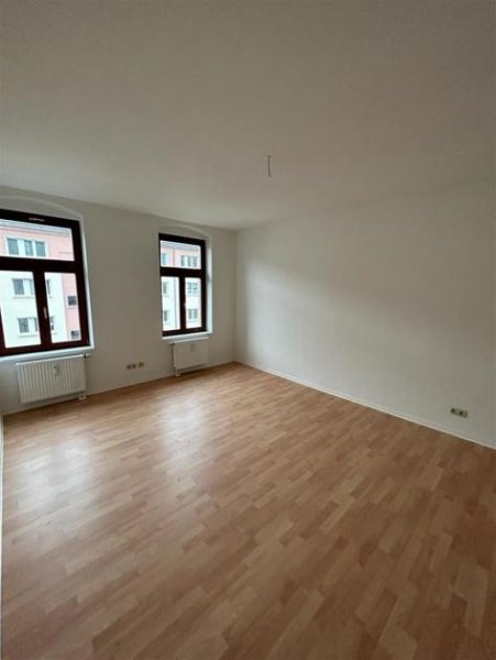 Chemnitz Großzügige 3-Zimmer mit Einbauküche, Balkon, Wannenbad und Laminat in zentraler Lage! SP mgl. Wohnung mieten