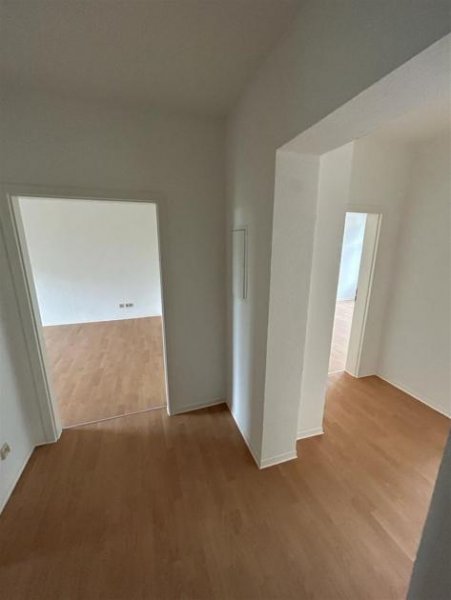 Chemnitz Großzügige 3-Zimmer mit Einbauküche, Balkon, Wannenbad und Laminat in zentraler Lage! SP mgl. Wohnung mieten