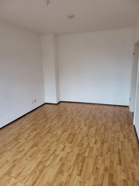Chemnitz Großzügige 3-Zimmer mit neuer EBK, Balkon, Wannenbad und Laminat in zentraler Lage! SP mgl. Wohnung mieten