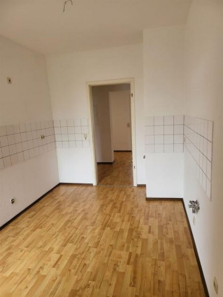 Chemnitz Großzügige 3-Zimmer mit neuer EBK, Balkon, Wannenbad und Laminat in zentraler Lage! SP mgl. Wohnung mieten