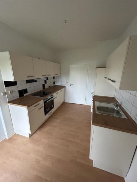 Chemnitz Großzügige 3-Zimmer mit Einbauküche, Balkon, Wannenbad und Laminat in zentraler Lage! SP mgl. Wohnung mieten