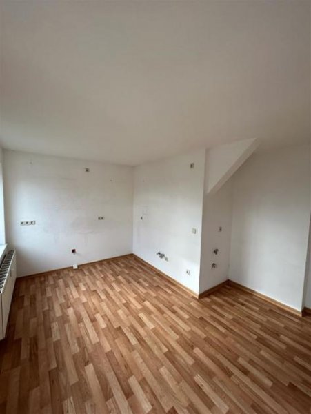 Chemnitz Großzügige DG 2-Zimmer mit Laminat, EBK, Balkon und Wannenbad! Wohnung mieten