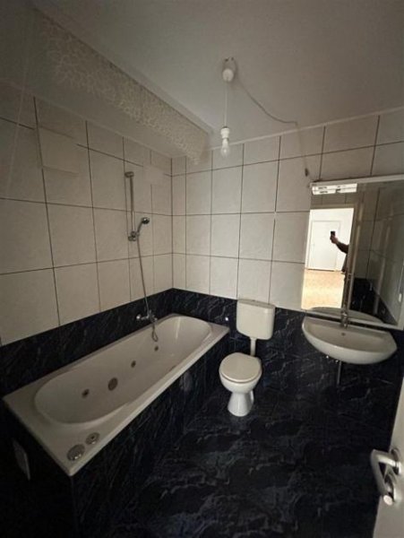 Chemnitz Großzügige DG 2-Zimmer mit Laminat, EBK, Balkon und Wannenbad! Wohnung mieten