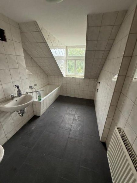 Chemnitz Großzügige DG 2-Zimmer mit Laminat, eigener Dachboden und Wanne in Zentrumsnähe Wohnung mieten