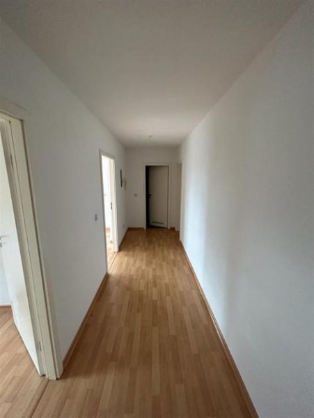 Chemnitz Großzügige DG 2-Zimmer mit Laminat, EBK, Balkon und Wannenbad! Wohnung mieten
