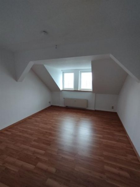 Chemnitz Großzügige DG 2-Zimmer mit Laminat und Wannenbad in zentraler Lage Wohnung mieten