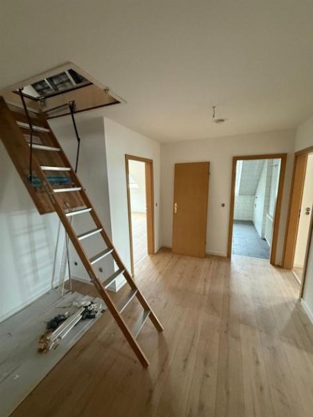 Chemnitz Großzügige DG 2-Zimmer mit Laminat, eigener Dachboden und Wanne in Zentrumsnähe Wohnung mieten