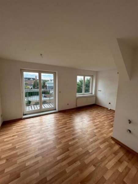 Chemnitz Großzügige DG 2-Zimmer mit Laminat, EBK, Balkon und Wannenbad! Wohnung mieten