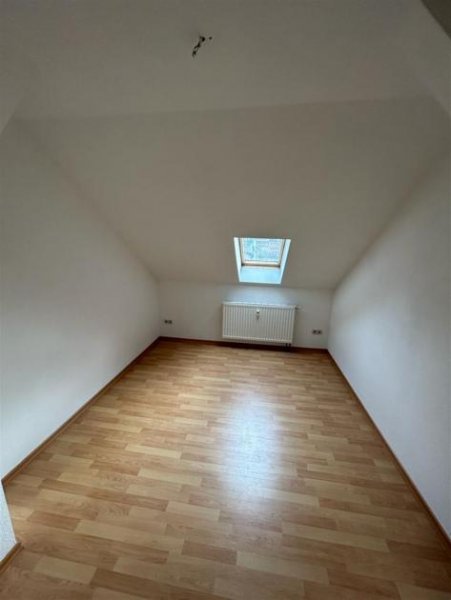 Chemnitz Großzügige DG 2-Zimmer mit Laminat, EBK, Balkon und Wannenbad! Wohnung mieten