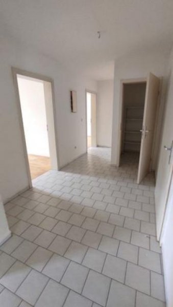 Chemnitz Großzügige DG 3-Zimmer mit Einbauküche, Wannenbad und Parkett in zentraler Lage! Wohnung mieten