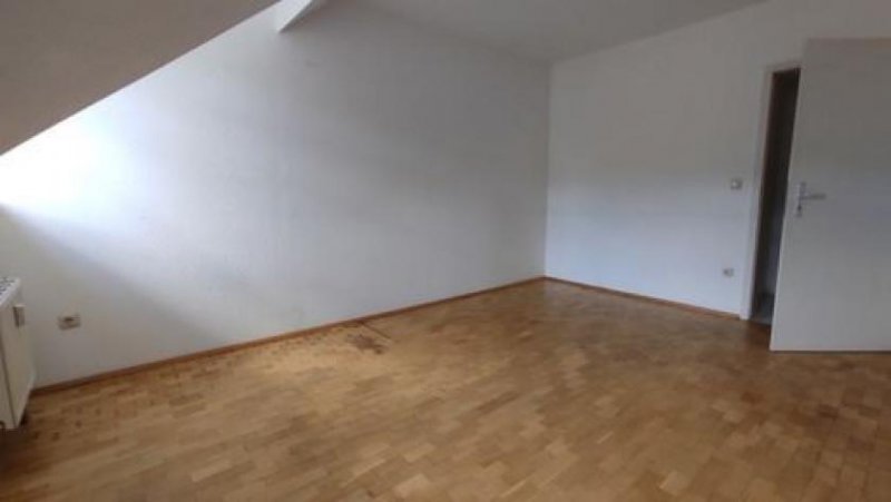 Chemnitz Großzügige DG 3-Zimmer mit Einbauküche, Wannenbad und Parkett in zentraler Lage! Wohnung mieten