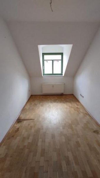 Chemnitz Großzügige DG 3-Zimmer mit Einbauküche, Wannenbad und Parkett in zentraler Lage! Wohnung mieten