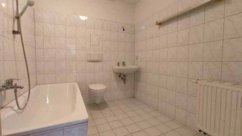 Chemnitz Großzügige DG 3-Zimmer mit Einbauküche, Wannenbad und Parkett in zentraler Lage! Wohnung mieten