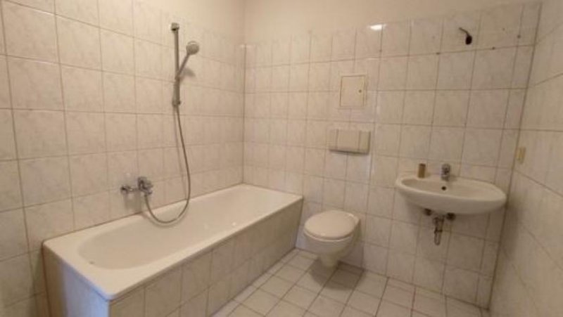 Chemnitz Großzügige DG 3-Zimmer mit Einbauküche, Wannenbad und Parkett in zentraler Lage! Wohnung mieten