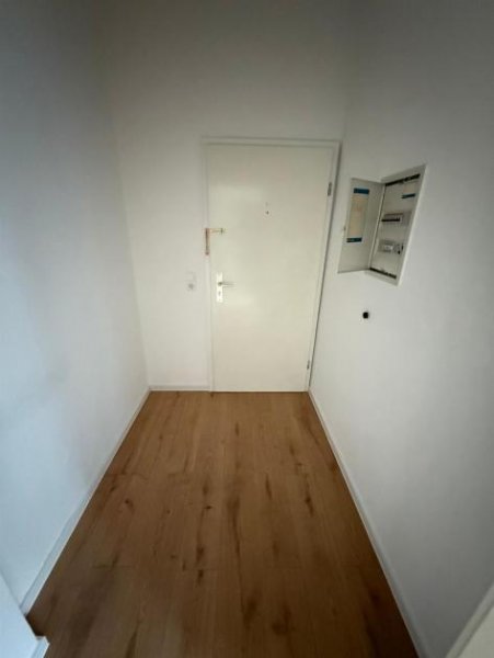 Chemnitz * Günstige 2-Zimmer mit Laminat und Dusche in Zentrumsnähe! * Wohnung mieten