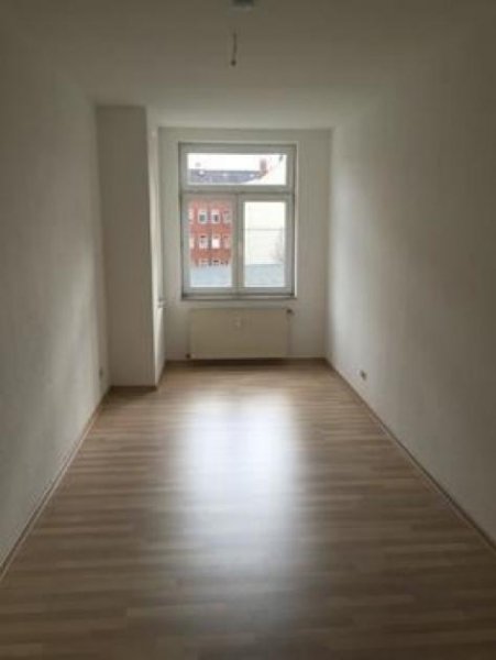 Chemnitz Günstige 3-Zi. mit Aufzug, Einbauküche, Balkon, Wanne, Dusche und Laminat! Wohnung mieten