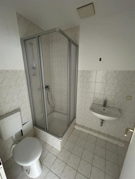 Chemnitz Helle 2-Zimmer mit EBK, neuem Laminat und Dusche in zentraler Lage! Wohnung mieten